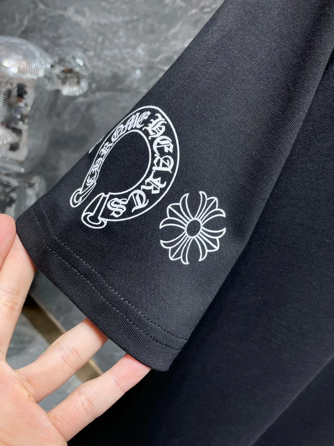 P140 New Chrome Hearts 25ss for summer. High gram weight, environmentally friendly and high-quality top fabric. 260g~270g. Chrome classic scroll letter color cross group flower arm short sleeves. Imported environmentally friendly glue printing and dyeing. Counter synchronization. Re-engraved version 1:1. Recommended color: black white. Size: S, M, L, XL.